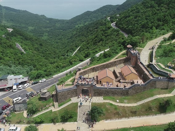 Le vestige national de Hai Vân Quan (porte de Hai Vân) a rouvert officiellement ses portes le 1er août aux visiteurs, après plus de deux ans de restauration. Photo : VNA