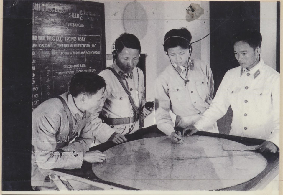 L'équipe de commandement surveillant le destroyer américain Madox le 2 août 1964. Photo : la Marine du Vietnam