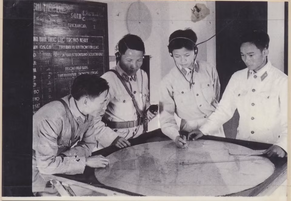 L'équipe de commandement surveillant le destroyer américain Madox le 2 août 1964. Photo : la Marine du Vietnam