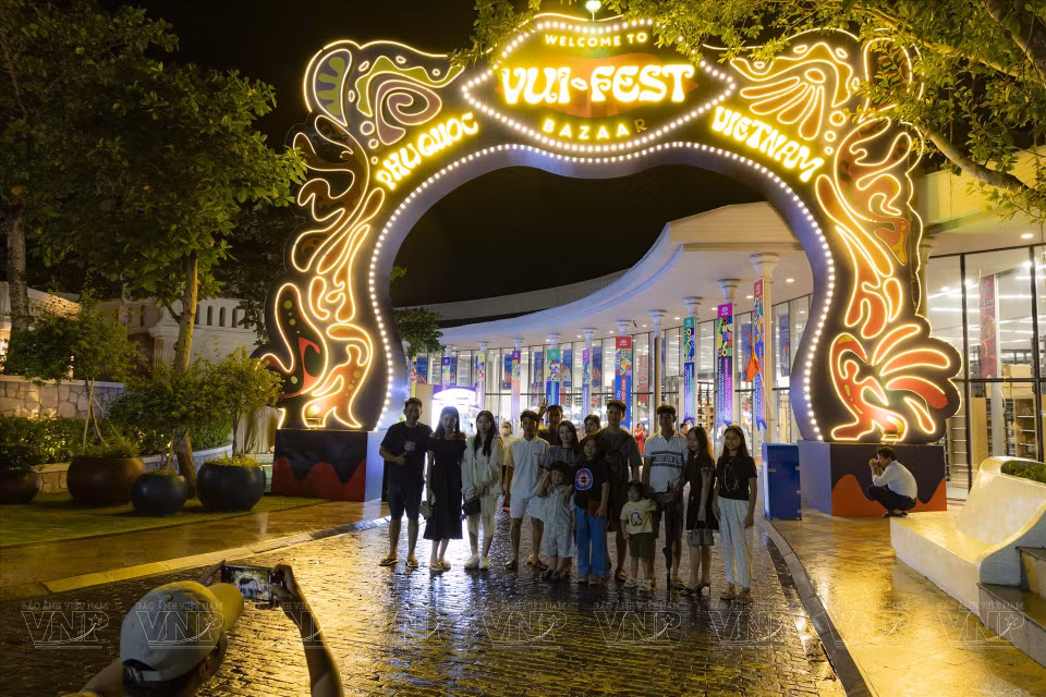 Le marché nocturne de la plage de Vui Phet - Le bazar Vui-Fest offre une convergence de culture et d'art attrayants sur l’île aux perles. Photo : Vietnam Illustré