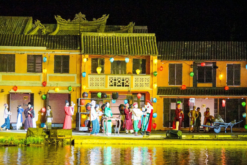 Cette comédie musicale retrace également des scènes du marché du port de Faifo d'autrefois, où les cultures vietnamiennes, japonaises, chinoises et indiennes... se mélangeaient et s'épanouissaient, créant un port de commerce animé du 16 au 19e siècles. Photo : VNA