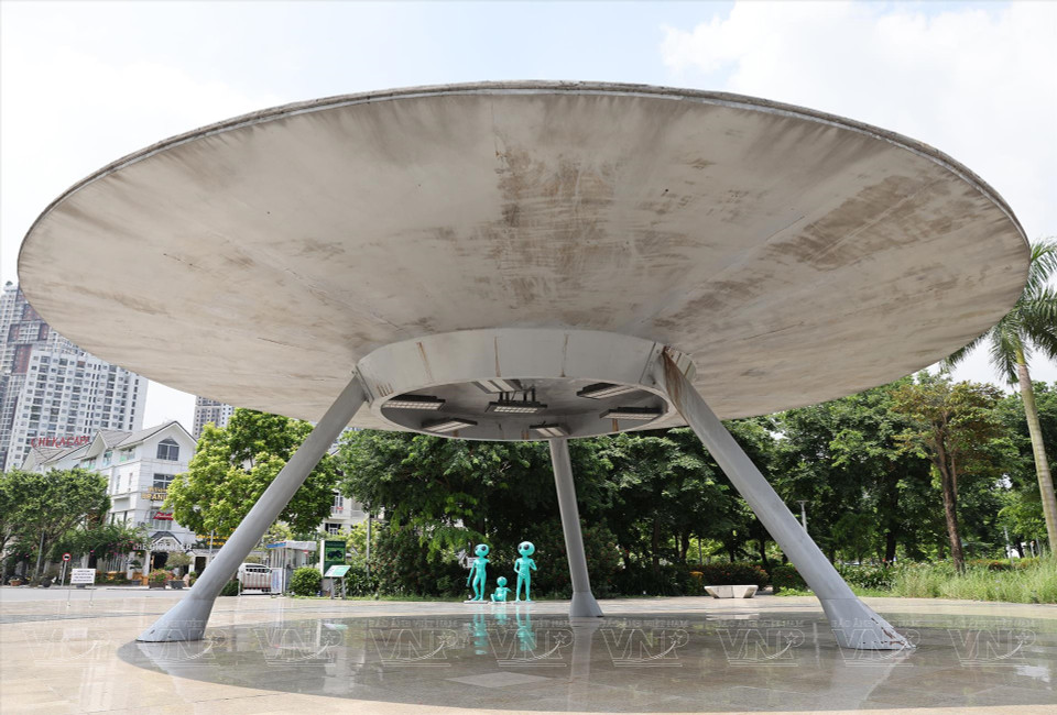 Un modèle d'objet volant non identifié (OVNI) sur la place Ngoài hành tinh. Photo : Vietnam Illustré