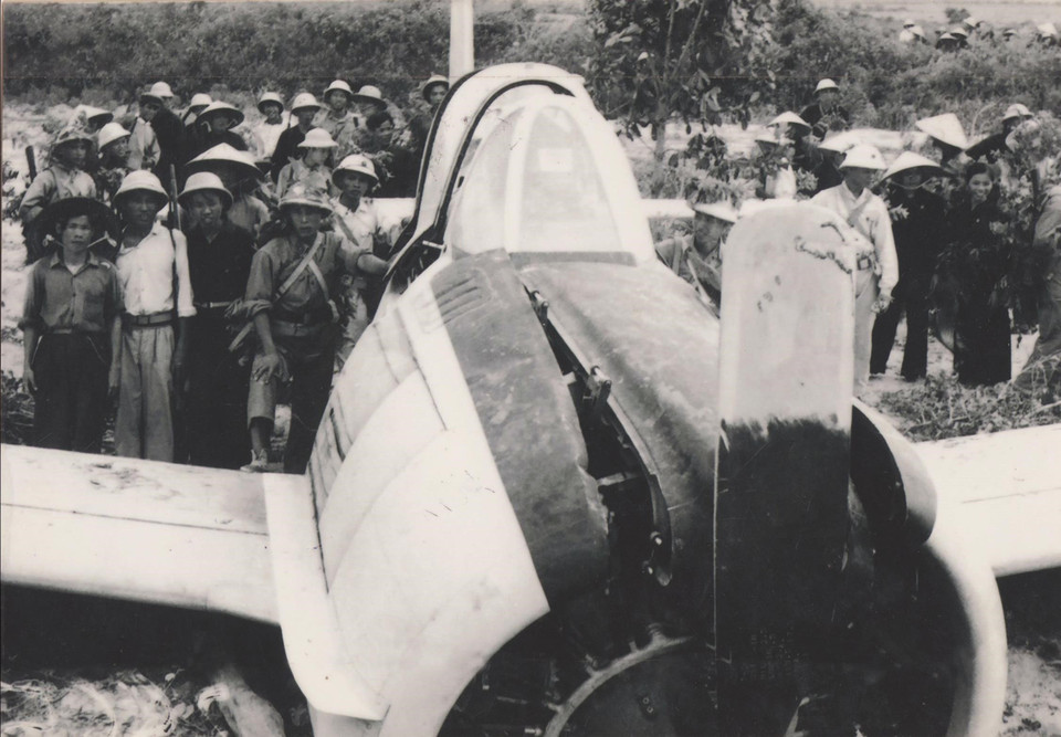L'épave d'un avion américain abattu par nos troupes à Quang Binh le 5 août 1964. Photo : la Marine du Vietnam