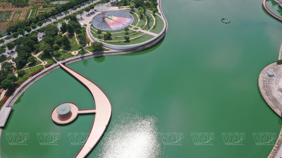 Le Pont au clair de lune relie la place Zodiac au jardin des statues de scientifiques. Photo : Vietnam Illustré