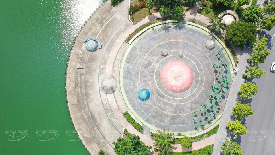 Vue panoramique de la place du système solaire, où se trouvent des panneaux d'information pour aider les visiteurs à mieux comprendre les planètes du système solaire. Photo : Vietnam Illustré