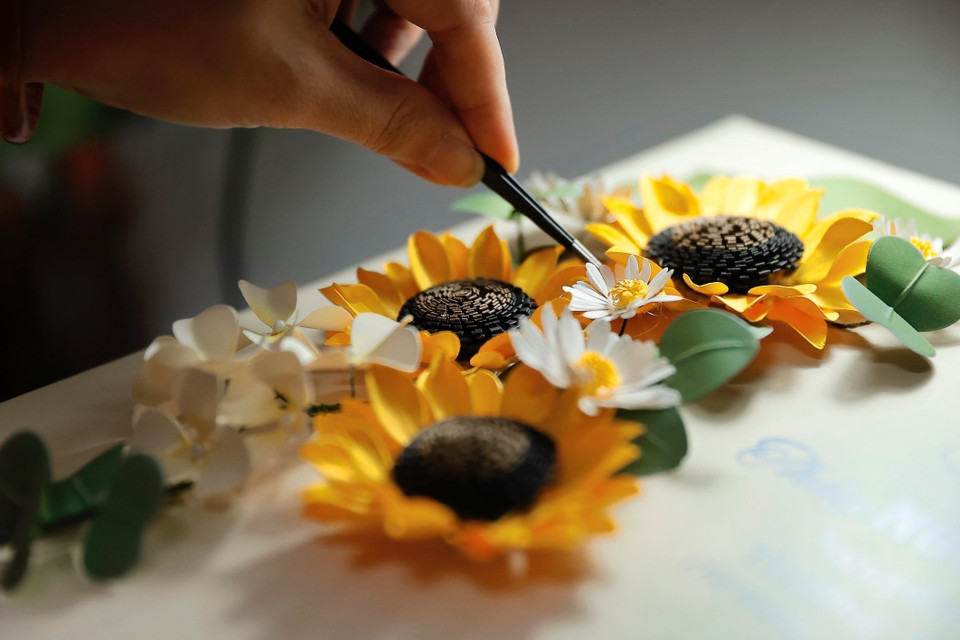 Des fleurs conçues par les artisans vietnamiens de Maypaperflower ont une valeur artistique unique et délicate, contribuant à promouvoir l'artisanat traditionnel avec la beauté contemporaine. Photo: VNA