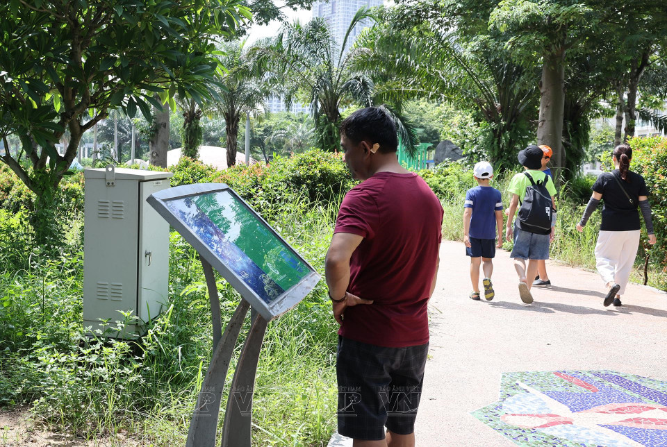 Les visiteurs se renseignent sur les zones du parc d’astronomie. Photo : Vietnam Illustré