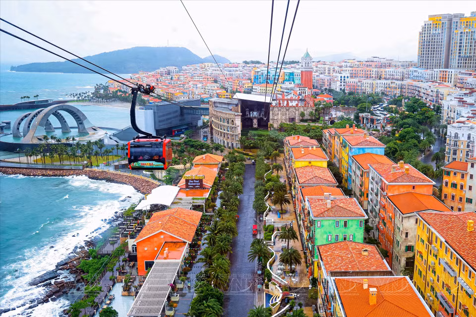 La beauté de Sunset Town vue depuis le téléphérique Phu Quoc - Hon Thom. Photo : Vietnam Illustré
