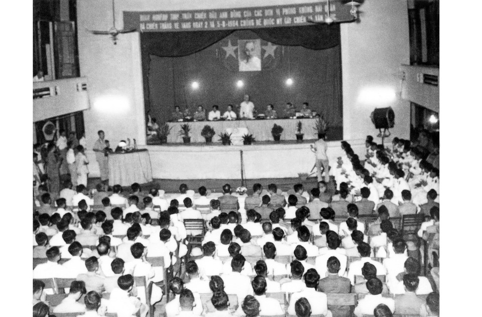 Cérémonie d’honorer les unités de la Marine populaire du Vietnam ayant remporté la première victoire les 2 et 5 août 1964, organisée par l'état-major général de l'Armée populaire du Vietnam. Photo : la Marine du Vietnam