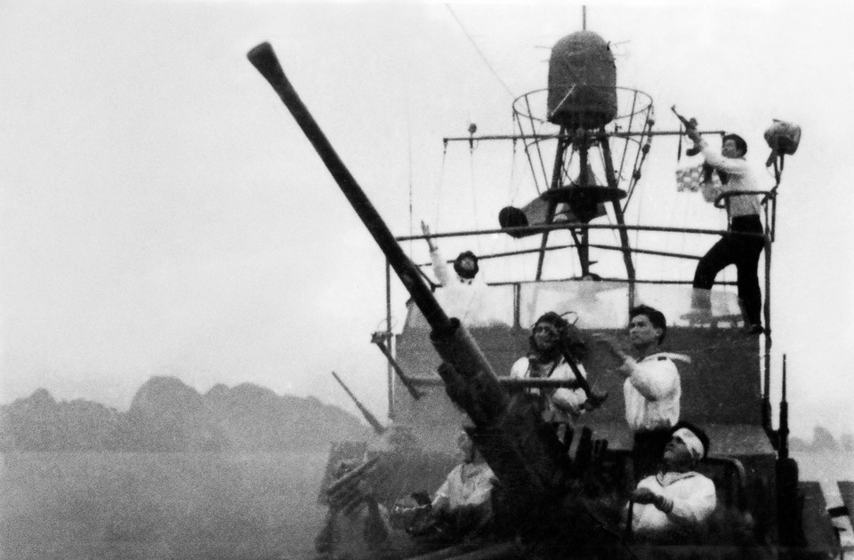 Un navire de la Marine populaire du Vietnam a combattu contre les avions américains à Hon Gai - Quang Ninh le 5 août 1964. Photo : la Marine du Vietnam