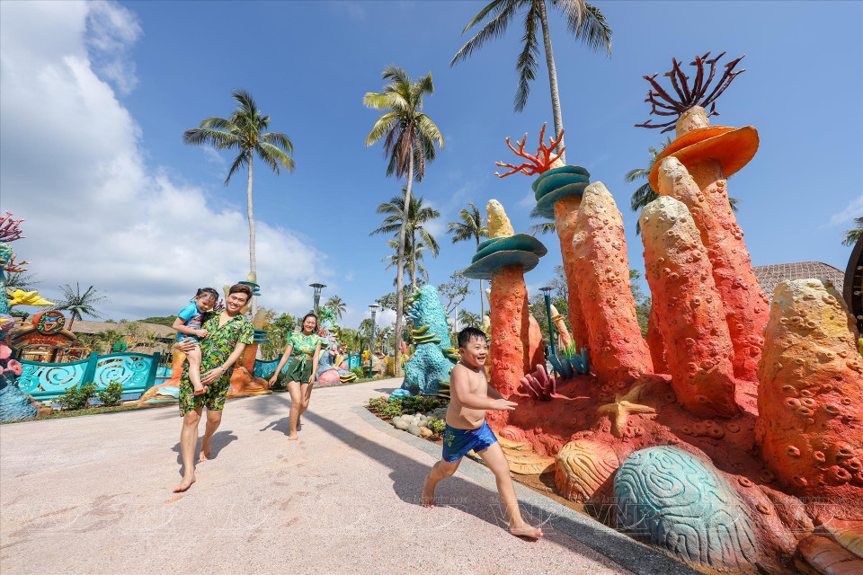 Des touristes dans le parc aquatique Hon Thom, investi par Sun Group. Photo : Sun Group