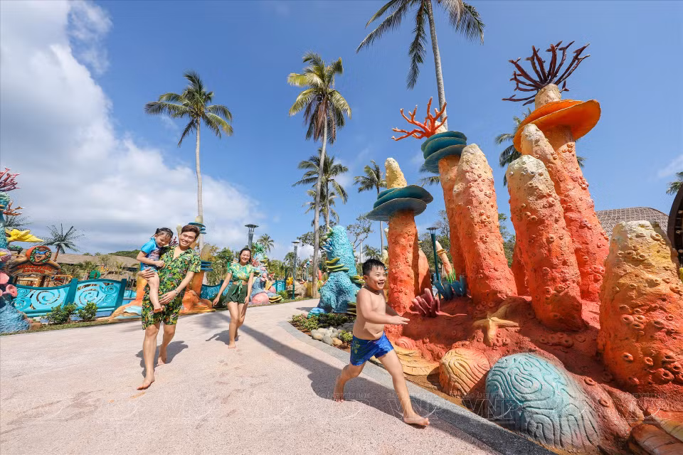 Des touristes dans le parc aquatique Hon Thom, investi par Sun Group. Photo : Sun Group