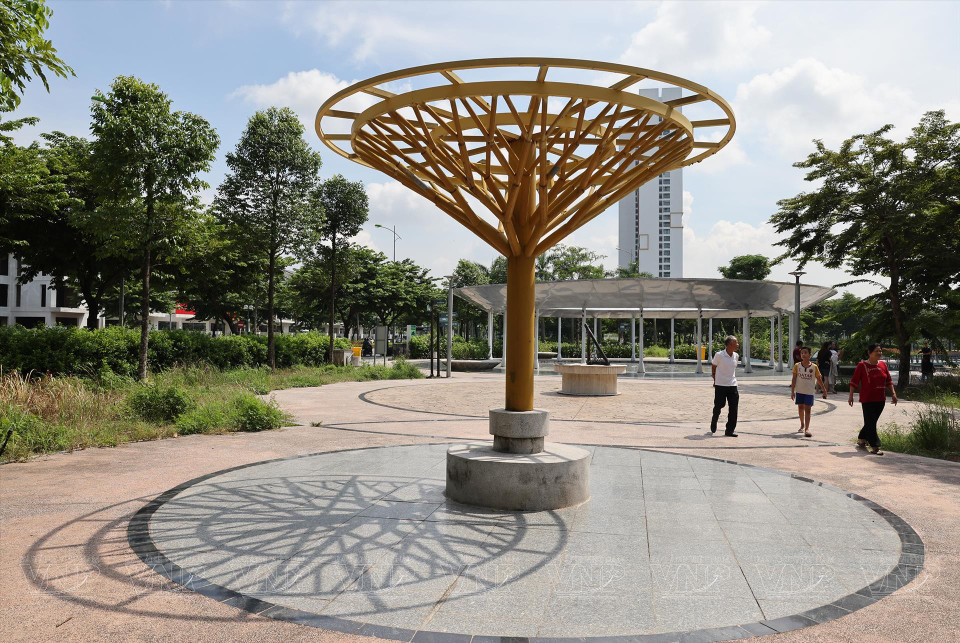 Des touristes visitent le parc d'astronomie. Photo : Vietnam Illustré
