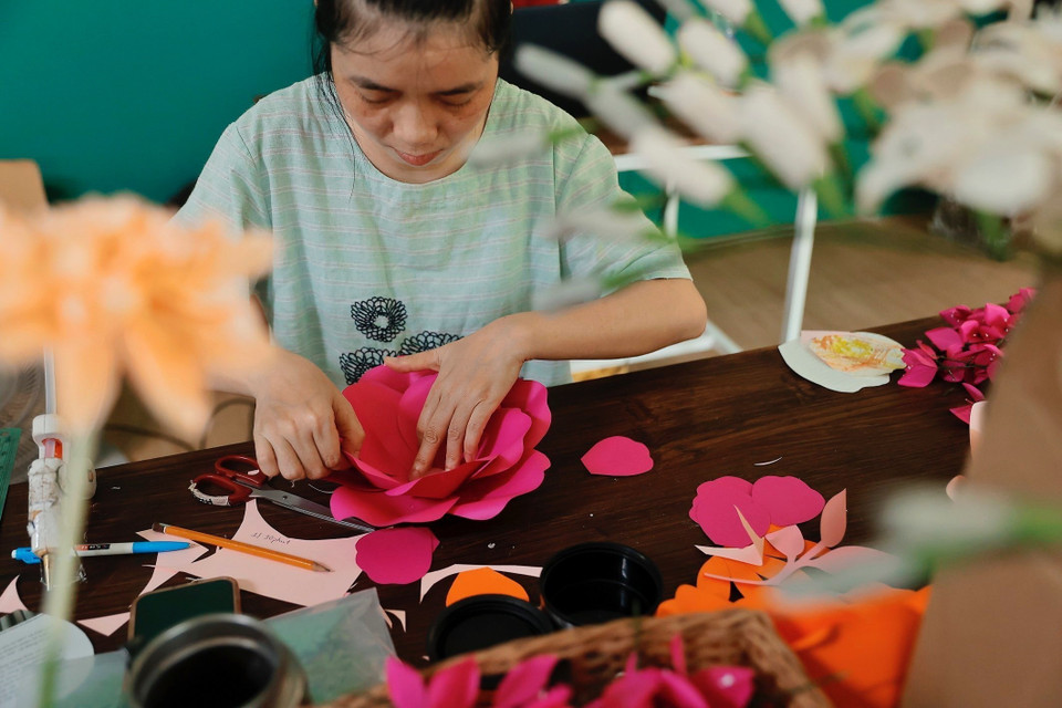 Pour créer ces beaux modèles de fleurs, les artisans doivent avoir des mains habiles et un esprit méticuleux. Photo: VNA