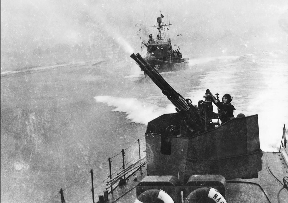 Les navires de combat de la Marine populaire du Vietnam ont riposté contre les avions américains à Lach Truong - Thanh Hoa le 5 août 1964. Photo: la Marine du Vietnam