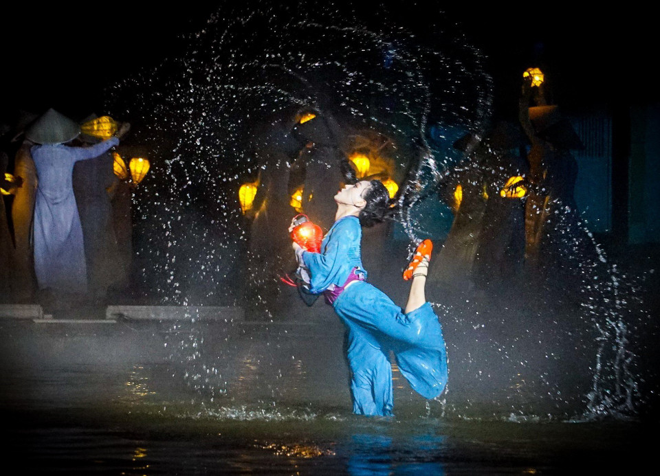 Pendant 60 minutes, les spectateurs ont l’occasion de retrouver la mémoire du Faifo d'autrefois (Hoi An d'aujourd'hui) et d’être témoin de la vie vibrante et colorée au bord de la rivière Hoài. Photo : VNA