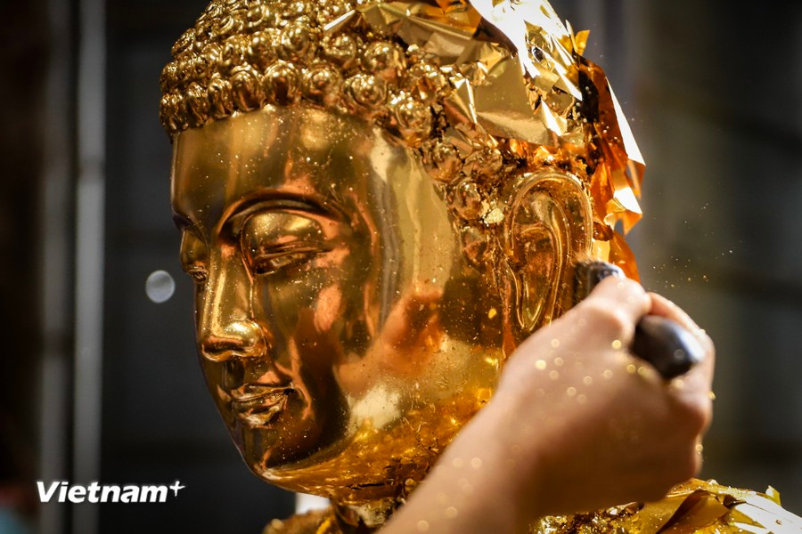 Un artisan qualifié peut amincir un chỉ vàng (1/10 taël d’or soit 3,78 g d’or) en une grande feuille d’or de 1 cm² de surface. Et pour avoir un quỳ vàng (paquet de feuilles lamelles d’or) il doit travailler sans relâche, à coup bien réguliers car la moindre interruption fera refroidir la feuille d’or et l’ouvrier devra recommencer son travail à partir de zéro (normalement, 400 coups donneront un quỳ vàng). Photo: Vietnam+
