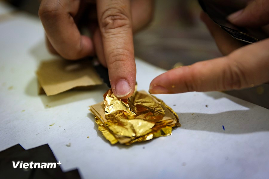 Une tablette d’or, d’argent sera martelée des heures et des heures pour qu’elle devienne une bande mince, d’une largueur de 1 cm. Photo: Vietnam+