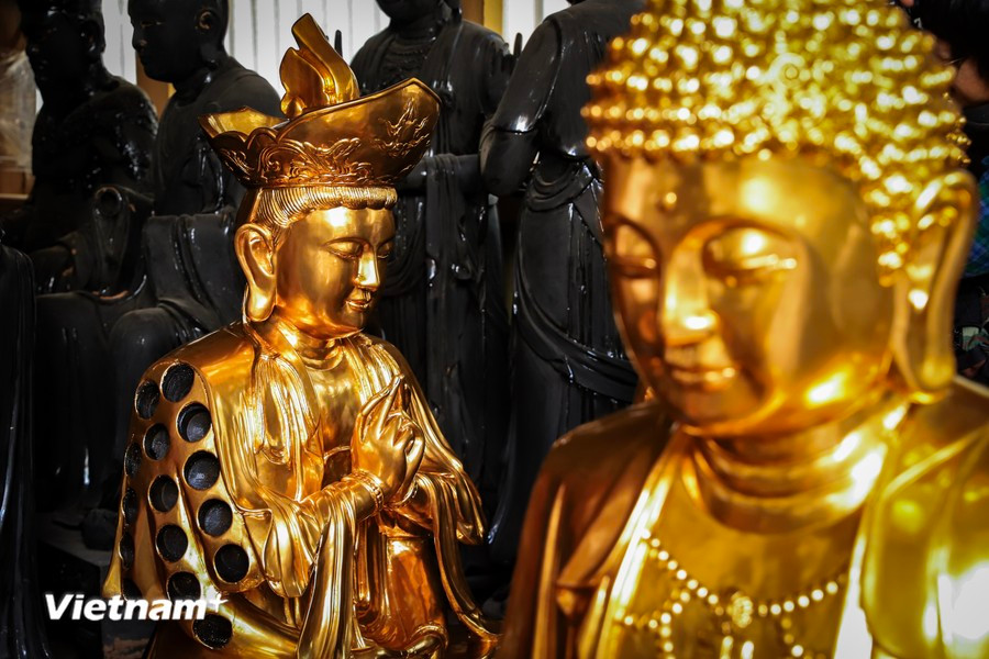 Les statues de Bouddha sont superbement serties d’or. Photo: Vietnam+