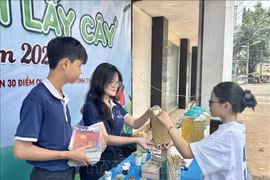Le programme « Échange de livres contre des plantes » à Gia Lai voit la participation de nombreux jeunes. Photo: VNA