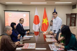 Le président de l'Association des Vietnamiens de Saitama, Pham Dinh Thuong, souligne qu'il continuerait à aider les sinistrés à surmonter les conséquences du typhon Yagi. Photo: VNA