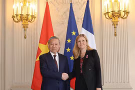 Le secrétaire général du Parti communiste du Vietnam (PCV) et président vietnamien, To Lam, et la présidente de l'Assemblée nationale française, Yaël Braun-Pivet. Photo: VNA