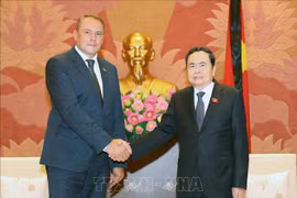 Le président de l'Assemblée nationale, Tran Thanh Man (droite), et le vice-président de la Douma d’État de Russie, Tolstoï Piotr Olegovich. Photo: VNA