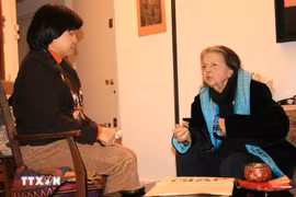 La journaliste française Madeleine Riffaud (droite) lors d'une interview. Photo: VNA