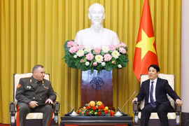 Le président de la République, Luong Cuong (droite), et le ministre biélorusse de la Défense, Khrenin Viktor Gennadievich. Photo: VNA