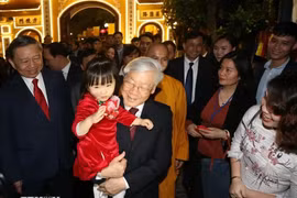 Le secrétaire général du PCV et président vietnamien, Nguyen Phu Trong, et des habitants autour du Lac de l'Ouest à la veille du Nouvel An 2019. Photo : VNA