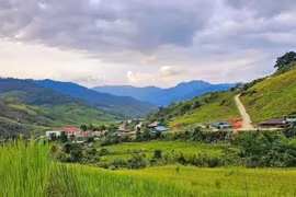 De nombreuses routes reliant villages et communes ont été construites dans la province de Kon Tum. Photo: VNA