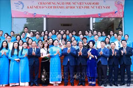 Le Premier ministre Pham Minh Chinh, des responsables de l'Union des femmes vietnamiennes, des enseignants et étudiants de l'Académie des femmes du Vietnam. Photo : VNA