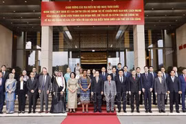 Le président de l'Assemblée nationale, Tran Thanh Man (premier rang, 9e à partir de la gauche), et les invités. Photo: VNA