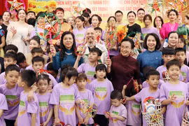 Ngô Phuong Ly, épouse du secrétaire général du Parti communiste du Vietnam (PCV) et président vietnamien, Tô Lâm, et Naly Sisoulith, épouse du secrétaire général du Parti populaire révolutionnaire du Laos (PPRL) et président lao, Thongloun Sisoulith, et des enfants de l’Orphelinat de Birla. Photo: VNA