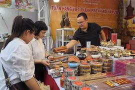 Stand de bâtonnets d'encens à l'événement. Photo: VNA