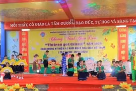 Des élèves de l'école primaire 1 du bourg de Thach Ha (Thach Ha, Ha Tinh) interprètent des chants populaires ví et giặm. Photo : VNA