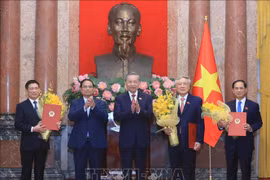 Le secrétaire général du Parti et président vietnamien, To Lam (au milieu), le Premier ministre Pham Minh Chinh (2e à partir de la gauche), et les vice-Premiers ministres Nguyen Hoa Binh, Bui Thanh Son, Ho Duc Phoc. Photo: VNA