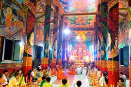 Des Khmers pratiquent les rituels de la fête Sene Dolta. Photo: VNA