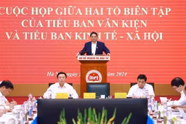Le Premier ministre Pham Minh Chinh, chef du sous-comité socio-économique du 14e Congrès national du Parti, lors de la séance de travail. Photo: VNA