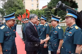 Le président To Lam et des dirigeants de l’Armée de la défense aérienne et de l’air. Photo: VNA