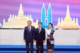 Le président de l'Assemblée nationale lao, également président de l'AIPA, Saysomphone Phomvihane, et son épouse, accueillent le président de l'Assemblée nationale vietnamienne, Tran Thanh Man, pour assister à la séance d'ouverture de l'AIPA-45. Photo: VNA