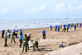 Une campagne de ramassage de déchets à la plage à Tra Vinh. Photo: baotravinh.vn