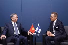 Le dirigeant To Lam (gauche) rencontre le président finlandais, Alexander Stubb. Photo : VNA