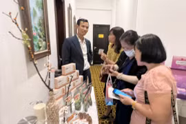 Entreprises et partenaires discutent des exportations de produits sur le marché du Halal. Photo : hanoimoi.vn