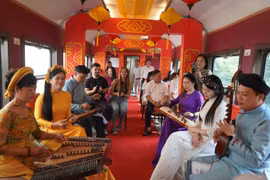 Spectacle artistique pour les passagers en train. Photo: VGP