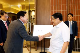 Le ministre du Plan et de l'Investissement, Nguyen Chi Dung (droite), et le président de la KBIZ, Kim Ki-moon. Photo: MPI