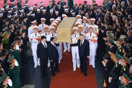 Des dirigeants du Parti et de l'État portent le cercueil du secrétaire général Nguyen Phu Trong. Photo : VNA