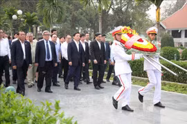Le vice-PM Tran Hong Ha offre de l'encens à des sites historiques de Dien Bien