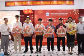 Des étudiants lao accueillent le Nouvel An traditionnel du Vietnam
