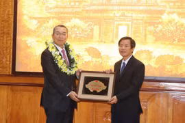 Un médecin japonais reçoit le titre de « Citoyen d'honneur de la province de Thua Thien - Hue »